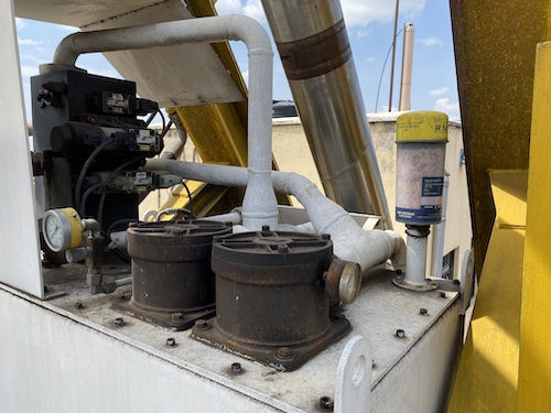 A TDS desiccant breather installed on a hydraulic reservoir.